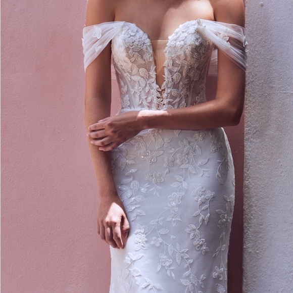 Strapless Wedding Dress - Open to Offers - Picture 7 of 8